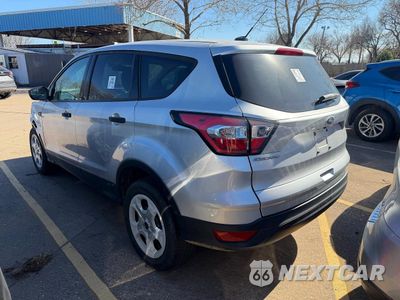 Trzecie zdjęcie samochodu z tyłu: 2018 FORD ESCAPE S SILVR VIN:1FMCU0F72JUD08430 - miniatura
