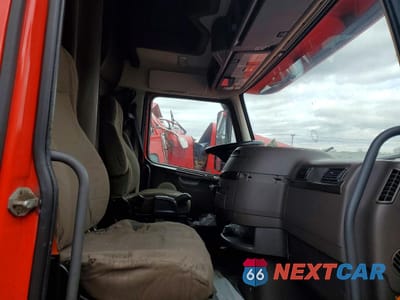 Piąte zdjęcie samochodu w środku: 2017 VOLVO VNL SEMI TRUCK VIN:4V4NC9EH5HN980411 - miniatura