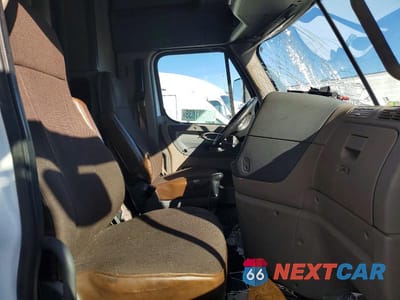 Piąte zdjęcie samochodu w środku: 2016 FREIGHTLINER CASCADIA 126 SEMI TRUCK VIN:3AKJGLBG2GSHT7219 - miniatura