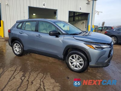 Czwarte zdjęcie samochodu z boku: 2025 TOYOTA COROLLA CROSS L VIN:7MUAAAAG8SV125398 - miniatura