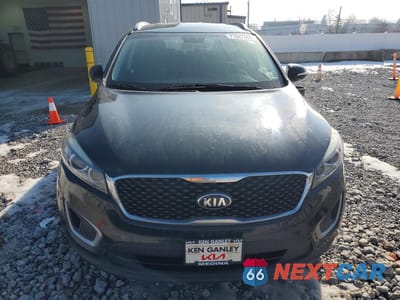 Piąte zdjęcie samochodu w środku: 2018 KIA SORENTO LX VIN:5XYPG4A35JG357308 - miniatura