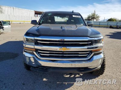 Piąte zdjęcie samochodu w środku: 2017 CHEVROLET SILVERADO K1500 LT VIN:3GCUKREC2HG518444 - miniatura
