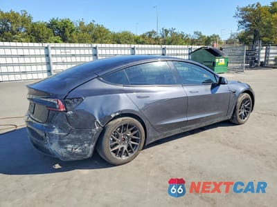 Trzecie zdjęcie samochodu z tyłu: 2024 TESLA MODEL 3 VIN:5YJ3E1EA5RF726005 - miniatura