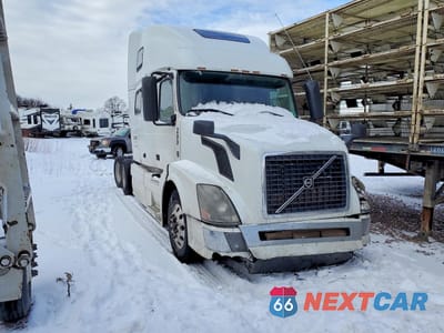 2013 VOLVO VN VNL 4V4NC9EH3DN566814 - główne zdjęcie licytacji z USA - miniatura