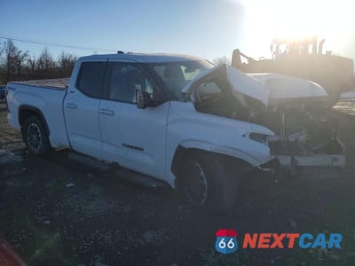 Czwarte zdjęcie samochodu z boku: 2024 TOYOTA TUNDRA SR5 VIN:5TFLA5DA4RX184535 - miniatura