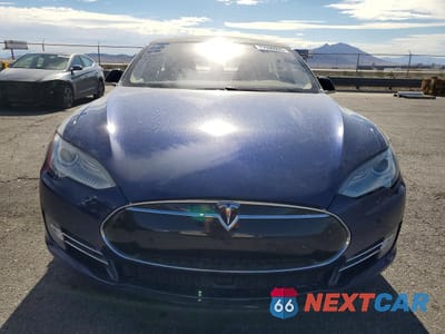 Piąte zdjęcie samochodu w środku: 2016 TESLA MODEL S VIN:5YJSA1E17GF131726 - miniatura