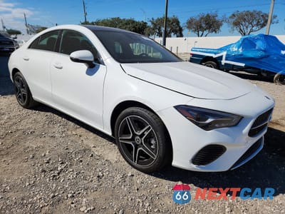 Czwarte zdjęcie samochodu z boku: 2026 MERCEDES-BENZ CLA 250 VIN:W1K5J4GB9TN601602 - miniatura