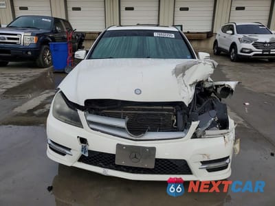 Piąte zdjęcie samochodu w środku: 2013 MERCEDES-BENZ C 250 VIN:WDDGF4HBXDR245518 - miniatura