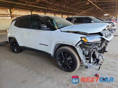 Czwarte zdjęcie samochodu z boku: 2022 JEEP COMPASS LATITUDE VIN:3C4NJCBB3NT234615 - miniatura
