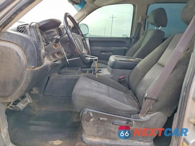 Zdjęcie 7 z 11 samochodu: 2010 GMC SIERRA C1500 SLE VIN:3GTRCVE05AG250660 - miniatura