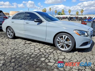 Czwarte zdjęcie samochodu z boku: 2018 MERCEDES-BENZ C 300 VIN:55SWF4JB3JU263844 - miniatura