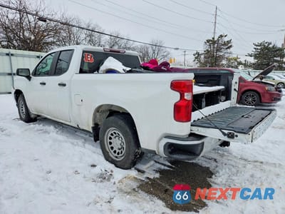 Drugie zdjęcie samochodu z przodu: 2021 CHEVROLET SILVERADO C1500 VIN:1GCRWAEK7MZ371776 - miniatura
