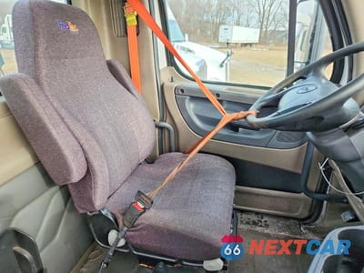 Zdjęcie 9 z 10 samochodu: 2016 FREIGHTLINER CASCADIA 125 SEMI TRUCK VIN:1FUBGEDV3GLHC5762 - miniatura