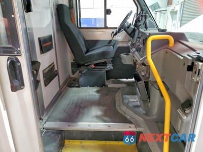 Zdjęcie 7 z 13 samochodu: 2016 ISUZU REACH DELIVERY VAN VIN:JALB4T172G7W00268 - miniatura