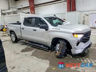 Czwarte zdjęcie samochodu z boku: 2022 CHEVROLET SILVERADO K1500 CUSTOM VIN:3GCPDBEKXNG518645 - miniatura