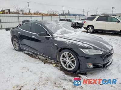 Czwarte zdjęcie samochodu z boku: 2015 TESLA MODEL S VIN:5YJSA1E27FF119731 - miniatura