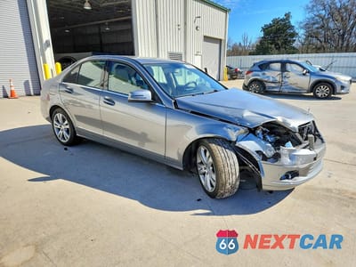 Czwarte zdjęcie samochodu z boku: 2011 MERCEDES-BENZ C 300 VIN:WDDGF5EB2BR167906 - miniatura