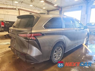 Trzecie zdjęcie samochodu z tyłu: 2022 TOYOTA SIENNA XLE VIN:5TDYRKEC3NS103389 - miniatura