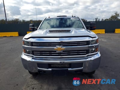 Piąte zdjęcie samochodu w środku: 2017 CHEVROLET SILVERADO K3500 VIN:1GC4KYCY8HF207966 - miniatura