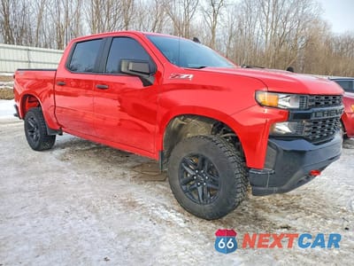 Czwarte zdjęcie samochodu z boku: 2019 CHEVROLET SILVERADO K1500 TRAIL BOSS CUSTOM VIN:1GCPYCEF2KZ338729 - miniatura