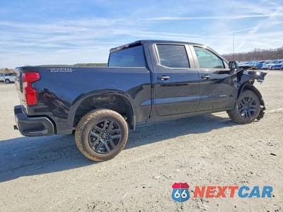 Trzecie zdjęcie samochodu z tyłu: 2025 CHEVROLET SILVERADO K1500 TRAIL BOSS CUSTOM VIN:3GCUKCED3SG121841 - miniatura