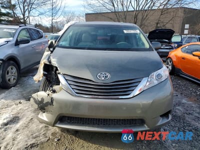 Piąte zdjęcie samochodu w środku: 2011 TOYOTA SIENNA XLE 8-PASSENGER VIN:5TDYK3DC3BS065640 - miniatura