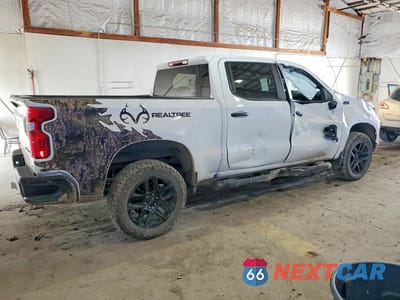 Trzecie zdjęcie samochodu z tyłu: 2022 CHEVROLET SILVERADO K1500 TRAIL BOSS CUSTOM VIN:3GCPDCED4NG580310 - miniatura