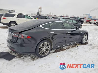 Trzecie zdjęcie samochodu z tyłu: 2015 TESLA MODEL S VIN:5YJSA1E27FF119731 - miniatura