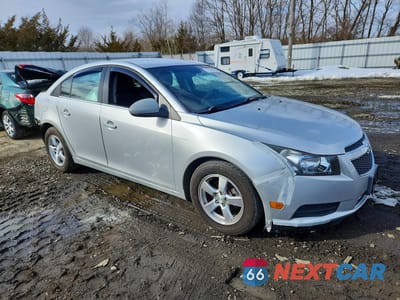 Czwarte zdjęcie samochodu z boku: 2013 CHEVROLET CRUZE LT VIN:1G1PC5SB4D7256388 - miniatura