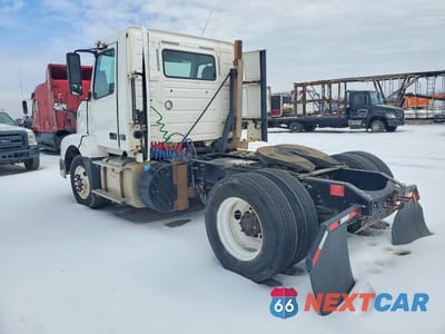 Trzecie zdjęcie samochodu z tyłu: 2016 VOLVO VNL SEMI TRUCK VIN:4V4N39TG4GN965567 - miniatura