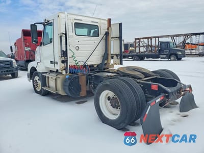 Trzecie zdjęcie samochodu z tyłu: 2016 VOLVO VNL SEMI TRUCK VIN:4V4N39TG4GN965567 - miniatura