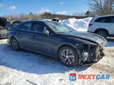 Czwarte zdjęcie samochodu z boku: 2021 HYUNDAI SONATA HYBRID VIN:KMHL24JJ5MA029379 - miniatura