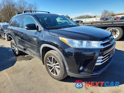 Czwarte zdjęcie samochodu z boku: 2018 TOYOTA HIGHLANDER SE VIN:5TDJZRFH8JS858102 - miniatura