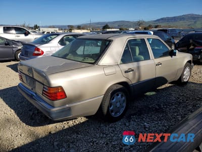 Trzecie zdjęcie samochodu z tyłu: 1993 MERCEDES-BENZ 400 E VIN:WDBEA34E4PB841875 - miniatura