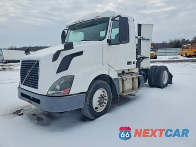 Drugie zdjęcie samochodu z przodu: 2016 VOLVO VNL SEMI TRUCK VIN:4V4N39TG4GN965567 - miniatura