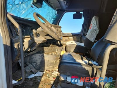 Piąte zdjęcie samochodu w środku: 2023 FREIGHTLINER CASCADIA 126 SEMI TRUCK VIN:3AKJHHDVXPSUK1585 - miniatura
