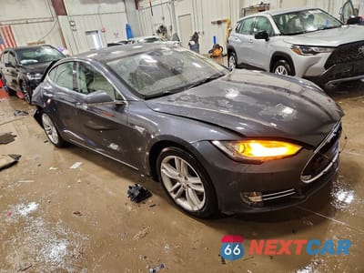Czwarte zdjęcie samochodu z boku: 2015 TESLA MODEL S VIN:5YJSA1E15FF114115 - miniatura