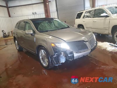 Czwarte zdjęcie samochodu z boku: 2015 LINCOLN MKT VIN:2LMHJ5AT1FBL02670 - miniatura
