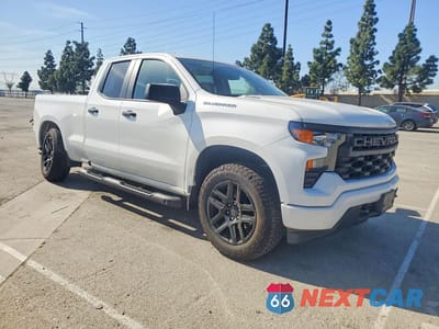 Czwarte zdjęcie samochodu z boku: 2025 CHEVROLET SILVERADO C1500 CUSTOM VIN:1GCRABEK0SZ244238 - miniatura