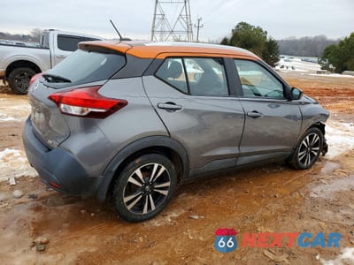 Trzecie zdjęcie samochodu z tyłu: 2019 NISSAN KICKS SV VIN:3N1CP5CU3KL495808 - miniatura