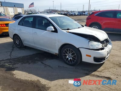 Czwarte zdjęcie samochodu z boku: 2010 VOLKSWAGEN JETTA SE VIN:3VWRZ7AJ5AM125701 - miniatura