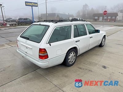 Czwarte zdjęcie samochodu z boku: 1995 MERCEDES-BENZ E 320 VIN:WDBEA92E2SF296279 - miniatura