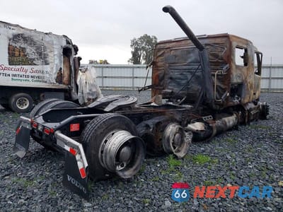 Czwarte zdjęcie samochodu z boku: 2018 VOLVO VNL SEMI TRUCK VIN:4V4NC9EJ2JN997353 - miniatura