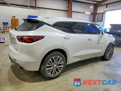 Trzecie zdjęcie samochodu z tyłu: 2020 CHEVROLET BLAZER PREMIER VIN:3GNKBFRS1LS560205 - miniatura