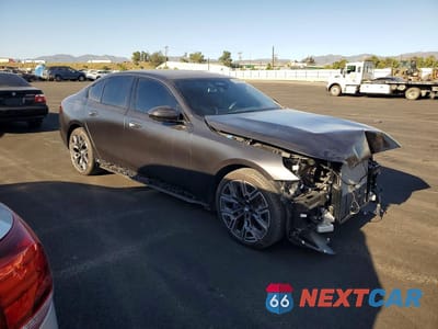 Czwarte zdjęcie samochodu z boku: 2026 BMW I5 EDRIVE 40 VIN:WBY63HG02TCV14181 - miniatura