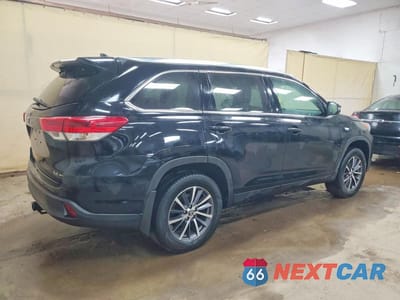 Trzecie zdjęcie samochodu z tyłu: 2017 TOYOTA HIGHLANDER XLE VIN:5TDJZRFHXHS430803 - miniatura