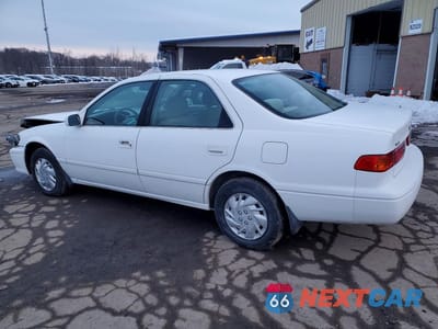 Drugie zdjęcie samochodu z przodu: 2000 TOYOTA CAMRY CE VIN:4T1BG22K5YU979772 - miniatura