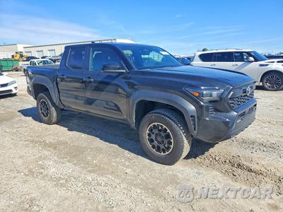 Czwarte zdjęcie samochodu z boku: 2024 TOYOTA TACOMA VIN:3TMLB5JN7RM023462 - miniatura