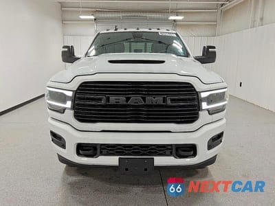 Piąte zdjęcie samochodu w środku: 2024 RAM 2500 LARAMIE VIN:3C6UR5FL9RG330659 - miniatura