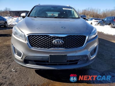 Piąte zdjęcie samochodu w środku: 2018 KIA SORENTO LX VIN:5XYPGDA36JG426796 - miniatura